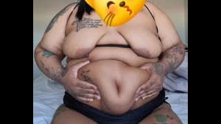 Bbw tatuada Jiggles Belly gorda e balança as mamas da mãe!