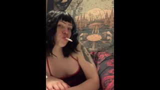 Domme gótica fumando seductoramente