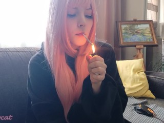 Beautiful Pink Hair Egirl Fumando De Pijama Preto (vídeo Completo Nos Meus ManyVids/0nlyfans)