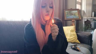 Красивая девушка с розовыми волосами курит в черной пижаме (полное видео на моем ManyVids/0nlyfans)