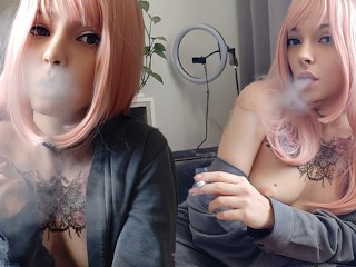 Симпатичная девушка курит и показывает свои сиськи (полное видео на моем ManyVids/0nlyfans)