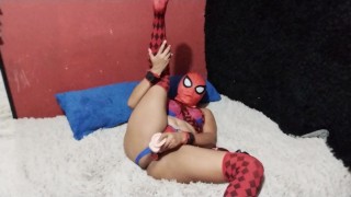 La chica araña juega con dildo y plug anal, con medias y lenceria