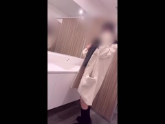 【素人JD】デパートのトイレにて扉開けたまま過激ディルドとクリオナニー　変態コスプレも着用、誰か来ないかドキドキ興奮しました - Screenshot 1 of 16 - Public