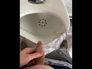 Ein Mann Pinkelt in Einer öffentlichen Toilette, POV