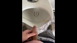 Een man die in een openbaar toilet plast, POV