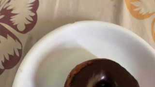එයා කැරි නාවගෙන ඩෝනට් කාපු හැටි.Eating donut with cum topping.