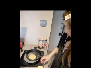 一个放荡的女孩在烘烤煎饼时变成角质和插入 #48-pancake