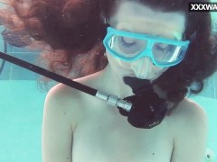 Emi Serene masturbates underwater in the pool