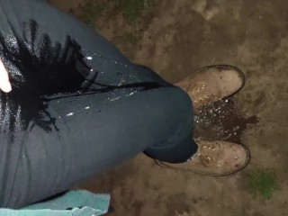 夜に公共の場でスキニージーンズを濡らす