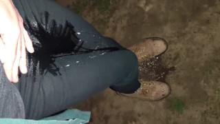 Molhar minha calça jeans magrinha em público à noite