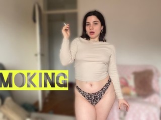 Сексуальная татуированная модель курит Marlboro Red