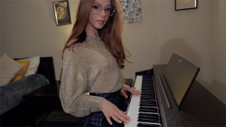 Девушка Пианистка в рваных колготках играет тему из Интерстеллара