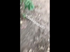［］伪娘戴着手铐脚镣在铁轨旁边露出 - Screenshot 2 of 16 - 露出