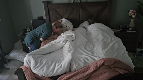 Chupó al marido de mi amiga mientras él estaba en la cama con ella.