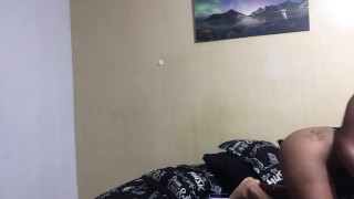 Linda cubana em lingerie sexy sacode a bunda e bate no quarto