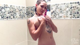 Skylar Calico se moja y salvaje con su gran consolador morado en la ducha (clip completo)