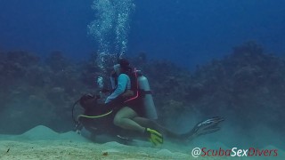 Секс с аквалангом в мини-юбке у красивого кораллового рифа