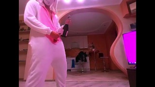 Tiktok gran polla masturbación bunnyboy, vierte champán en la polla