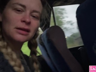 Femme Amateur Sucer Une Grosse Bite à L’intérieur D’un Bus Public