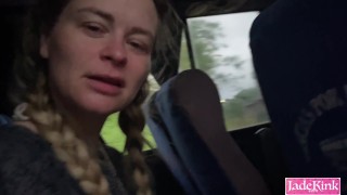 Femme amateur sucer une grosse bite à l’intérieur d’un bus public