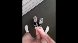 Un mec poilu maigre branle une bite dans sa chambre en regardant des baskets