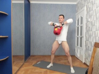 Русский парень поднимает гантель в сексуальном нижнем белье