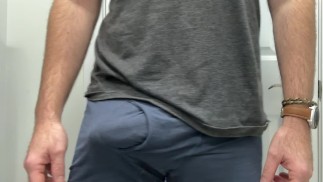 Lo stallone caldo strofina il suo perfetto cazzo palpitante fino a quando non spara sperma.