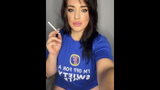 Hazte una milf británica que fuma y bebe cerveza