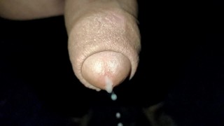 Close up slow motion - Sperma druipt uit onbesneden lul
