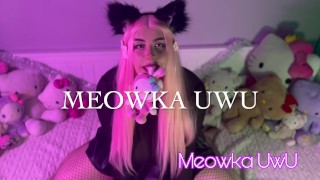 Cute Poolse mollige E-girl kat toont je haar hele lichaam en hard spelen met zichzelf