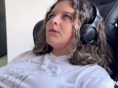 CHUPAMELA MIENTRAS JUEGO! Mi amiga me da lengua en la totona mojadita