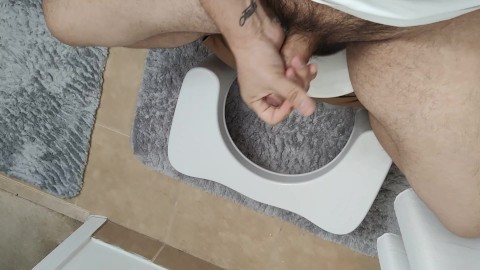 Horny caressant ma bite dans la salle de bain