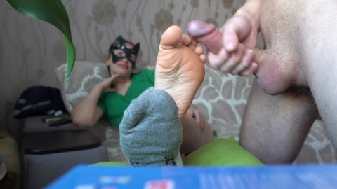 um cara masturba seu pau peludo nos meus pés sujos de meias