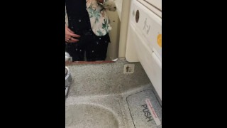 Pad uitpuilen en plassen Fetish in vliegtuigtoilet