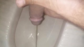 Chorro chico en el baño paquistaní desi gran polla