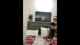 姐夫走进我的房间并说服我让他趴在我的房间里独自操我的阴部