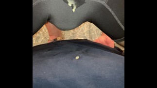 Давая себе свой первый анальный сперма в жопе со шприцем фальшивой спермы, мне нравилось, как из моей задницы продолжали течь капли