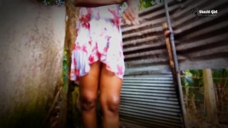 Азиатская Деревенская Девушка Принимает Душ На Улице