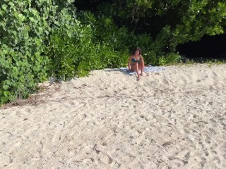 Обоссал отдыхающую девушку на общественном пляже - Она была шокирована