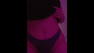 Heißes Mädchen berührt ihre Titten