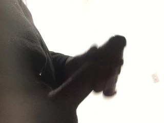 Я эякулирую перед дверью холла моего здания