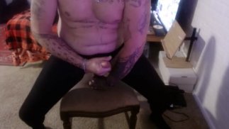 на кресле верхом на нем