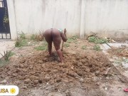 Chica Africana / Culo Voluptuoso, Pequeña Falda / Jardinería / Sin ...