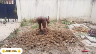 Afrikaanse babe / voluptueuze kont, kleine rok / tuinieren / geen panty / Akiilisa pornhub