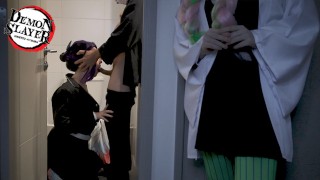 Mitsuri espía cómo Tanjiro se folla a Shinobu en el baño - Bella Hentaigirl