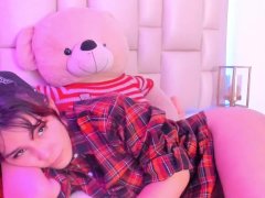 Redhead makes her horny to show off her hairy pussy while they write dirty things to her in her chat