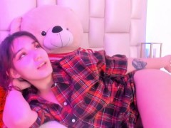 Redhead makes her horny to show off her hairy pussy while they write dirty things to her in her chat