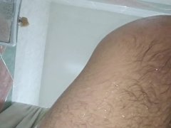 Novinho tomando banho e se masturbando com console