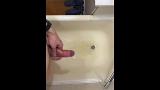 Je fais pipi avec précision et précision dans la salle de bain depuis une grosse bite POV 4K