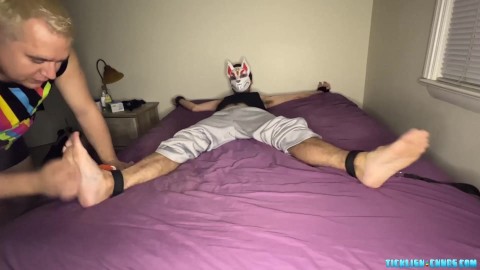 Amateur enmascarado Foxy Sox cosquillas por todo el cuerpo flaco